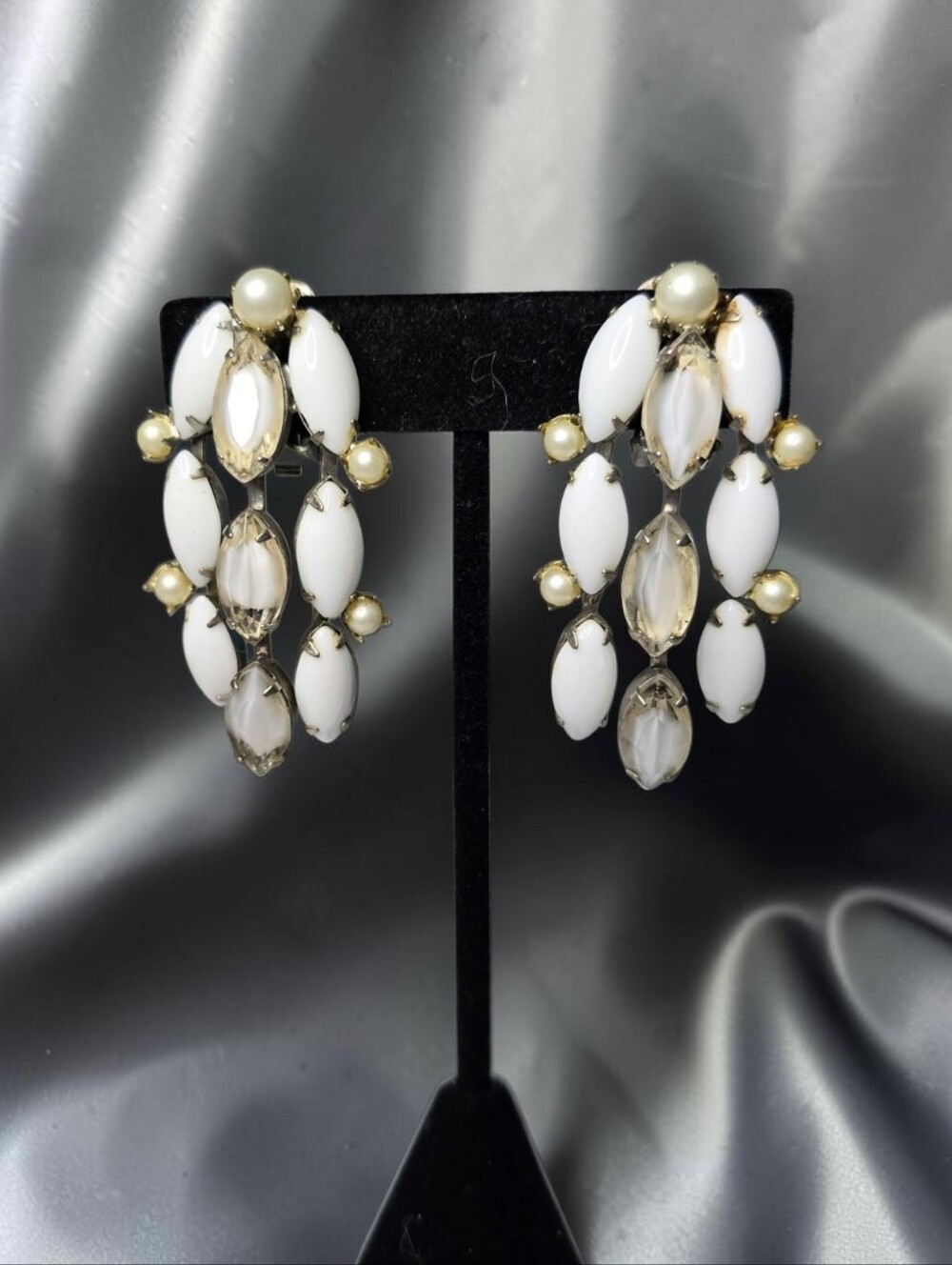 🌟 Kramer Milk Glass And Flashing Crystal Glass Clip On Earrings